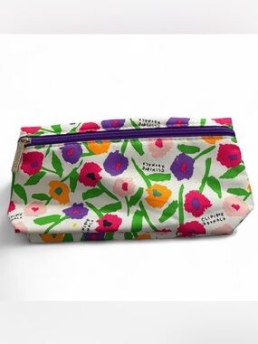 🛍️3/$15 Clinique × Donald
Robertson floral makeup bag Limited
Edition